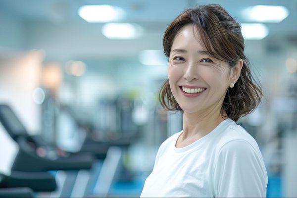笑顔の40代女性
