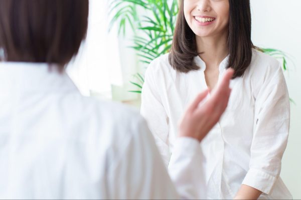 美容クリニックで医師に相談する40代女性