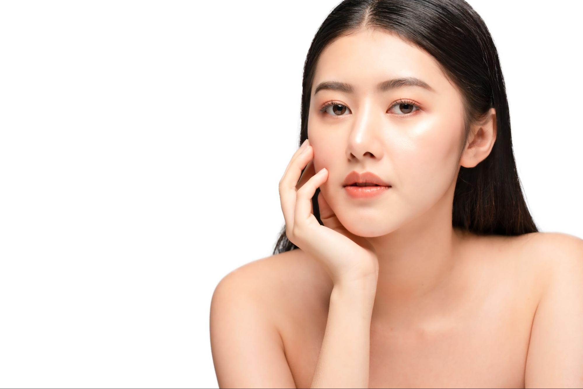 顔のたるみを気にする若い女性