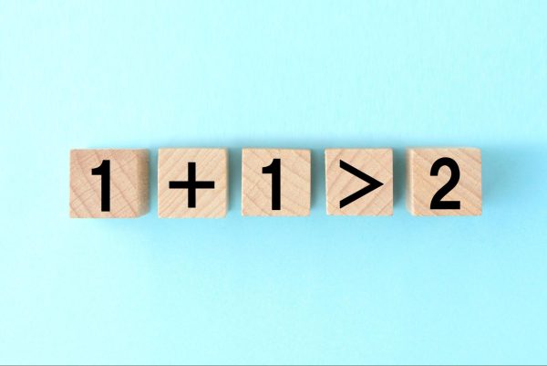 1＋1＞2と書かれた木製ブロック
