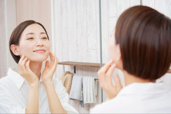 自宅でできる頬のたるみケアをしている女性