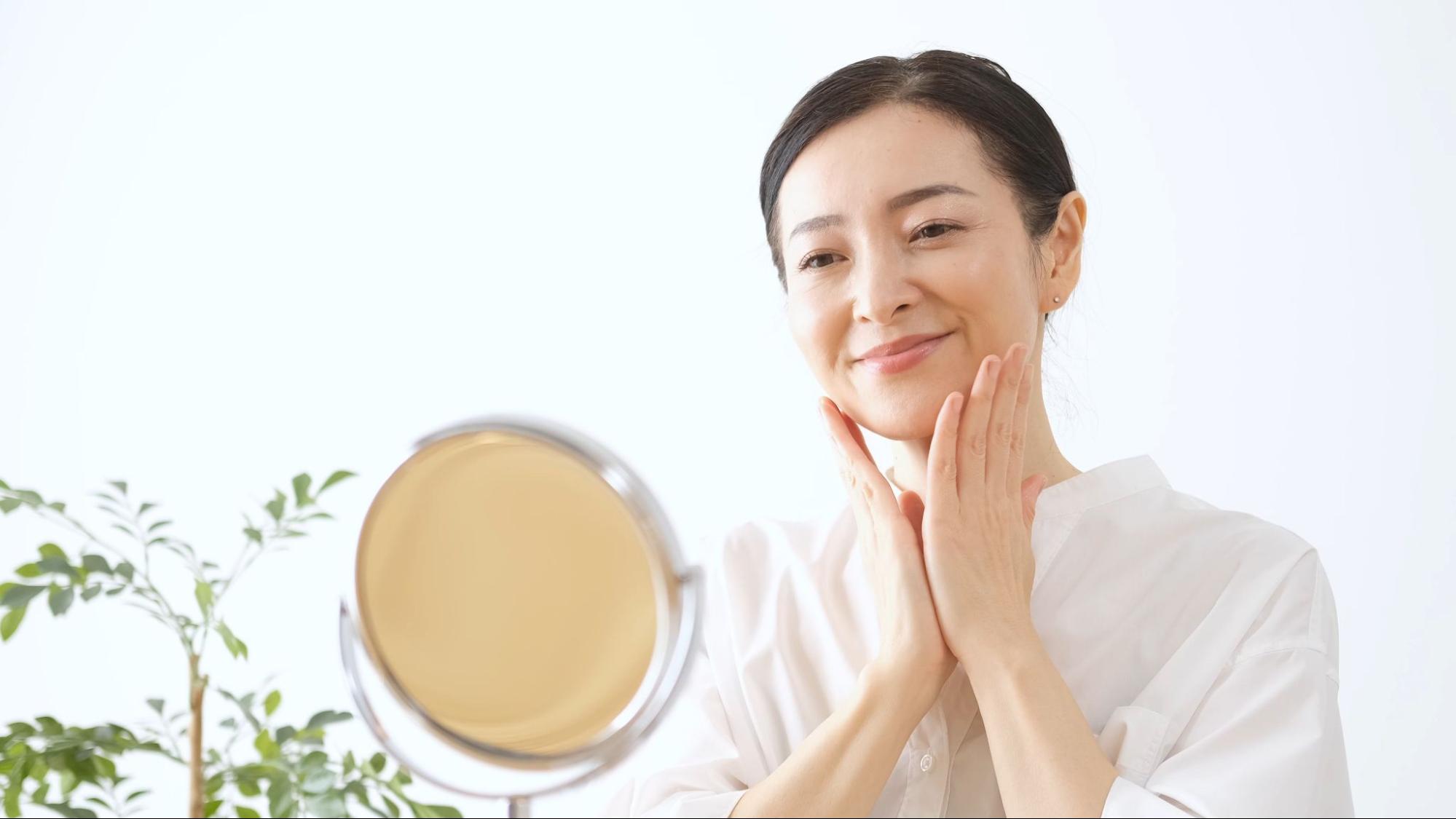 鏡を見ている女性