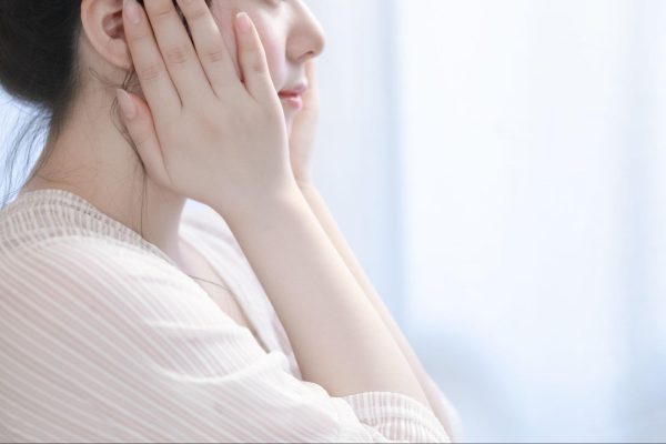 顔のたるみを気にしている女性
