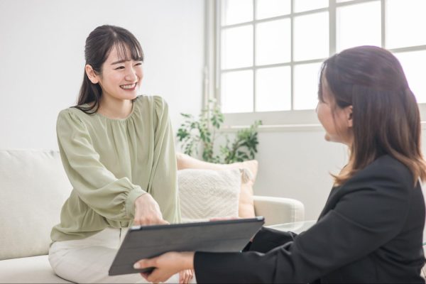 美容医療でできる頬たるみ改善方法について専門家に相談している女性