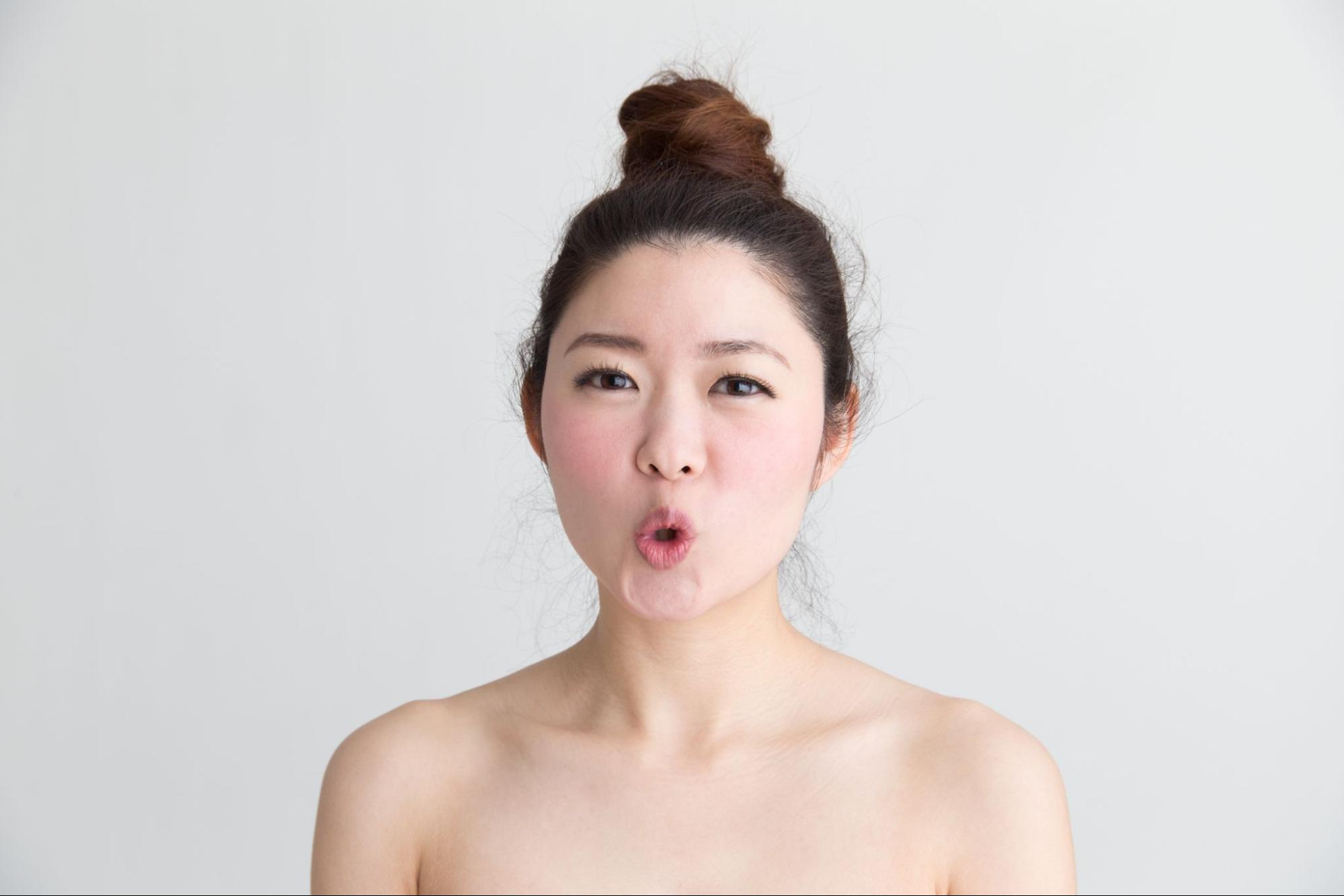 ほうれい線ケアをする女性