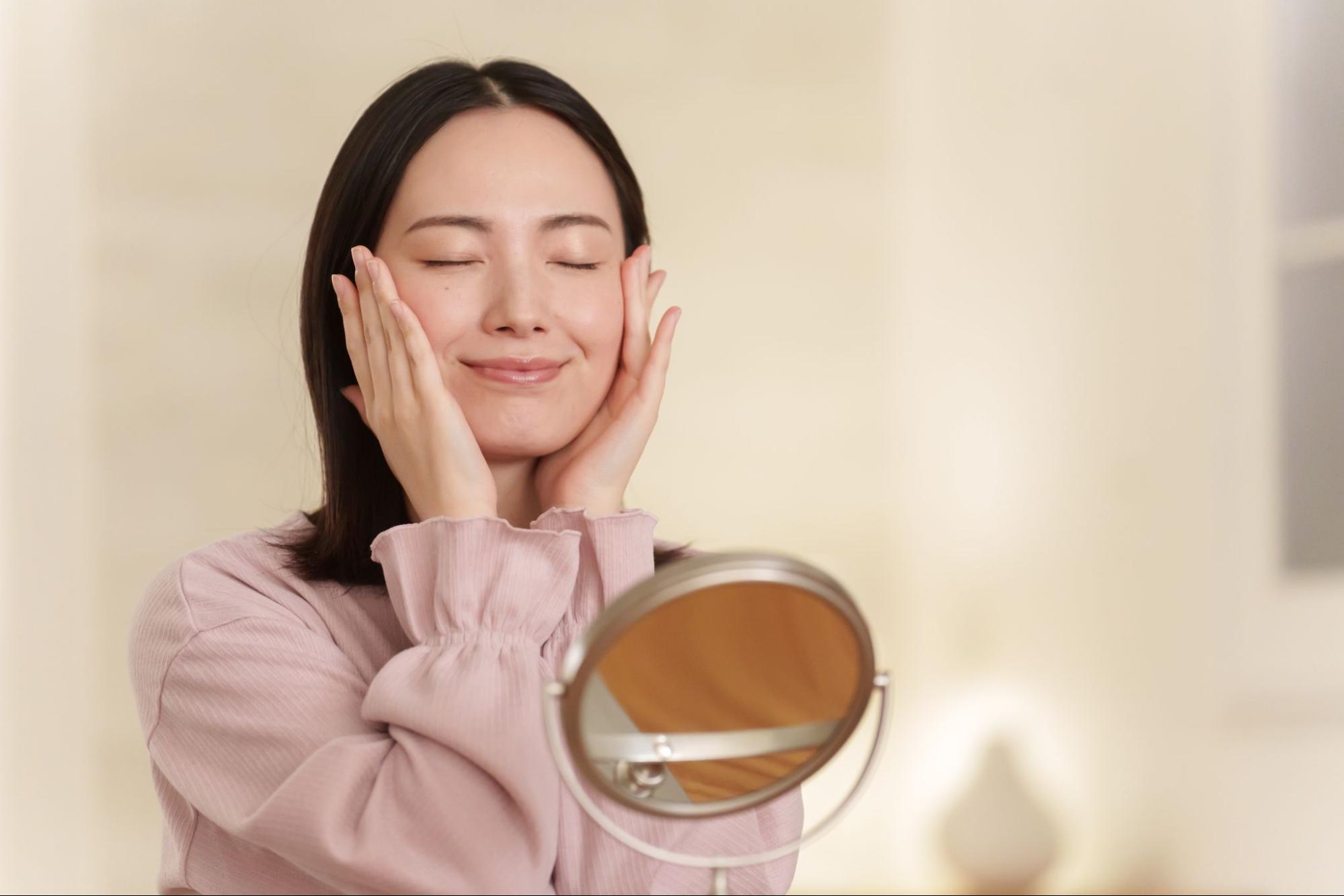 スキンケアをする女性