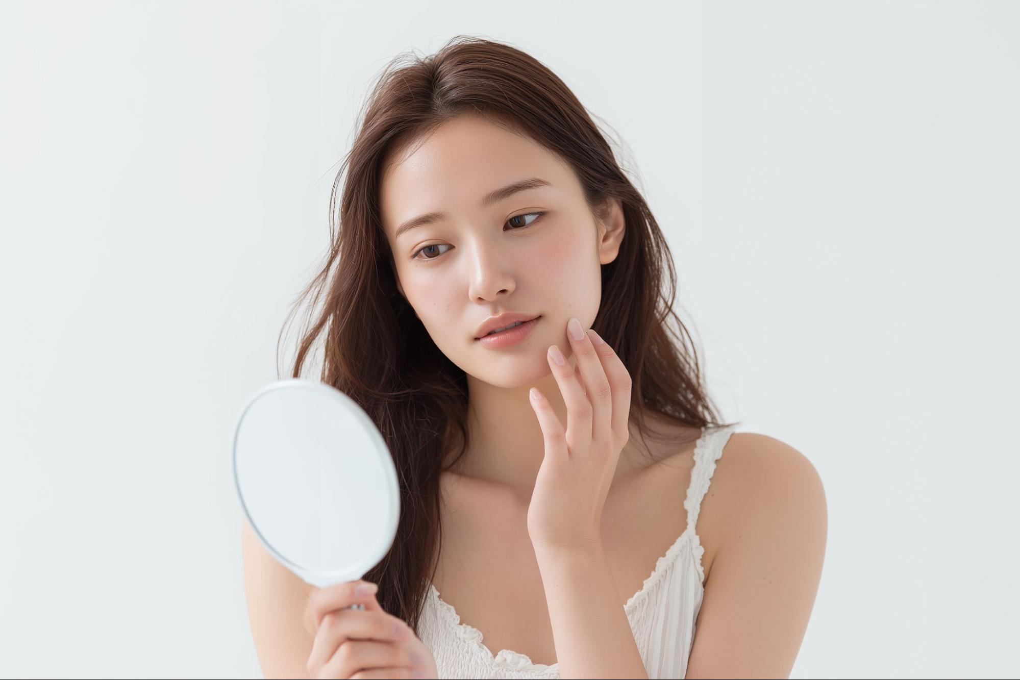 鏡を見て悩む女性