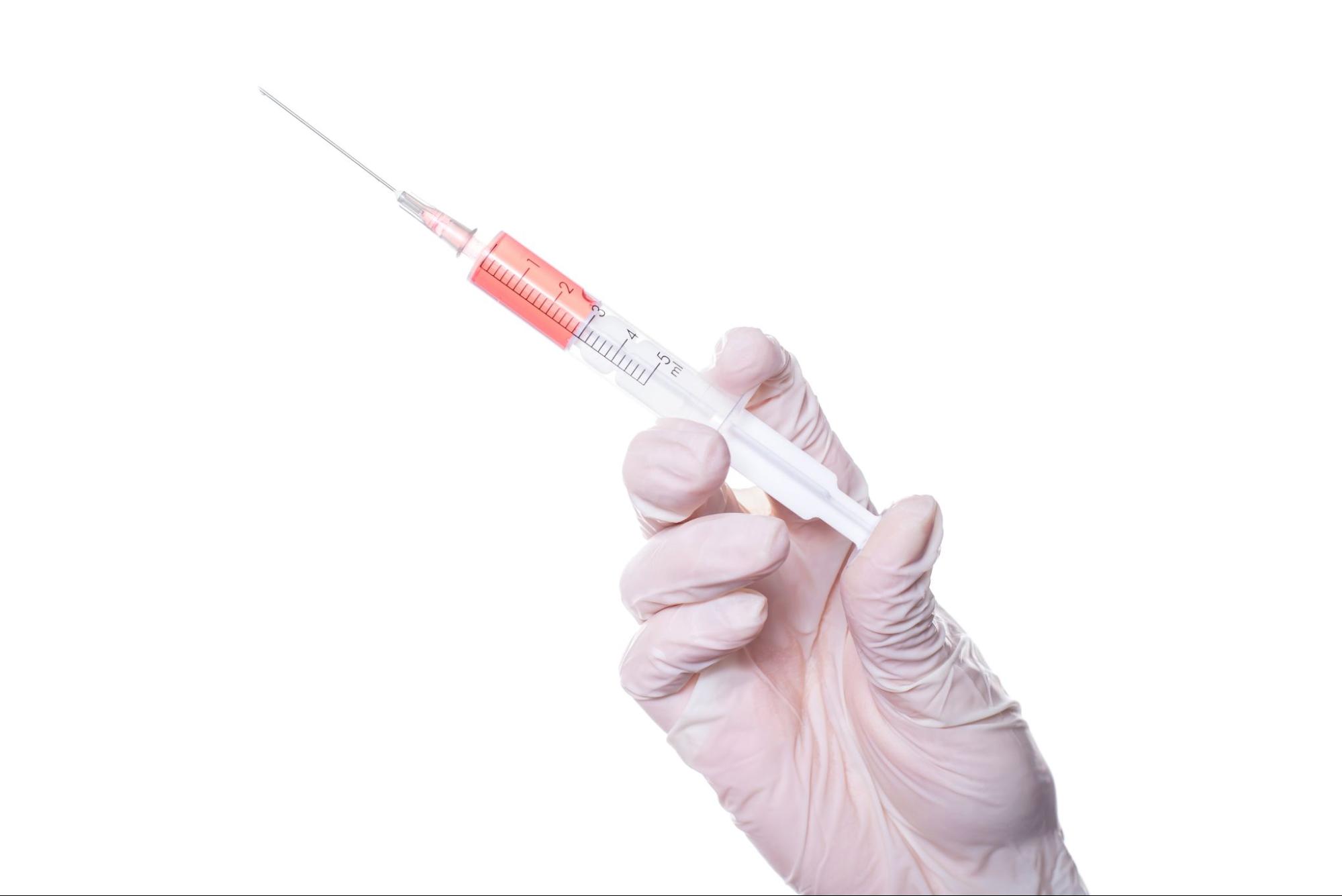 注射器を持つ人の手