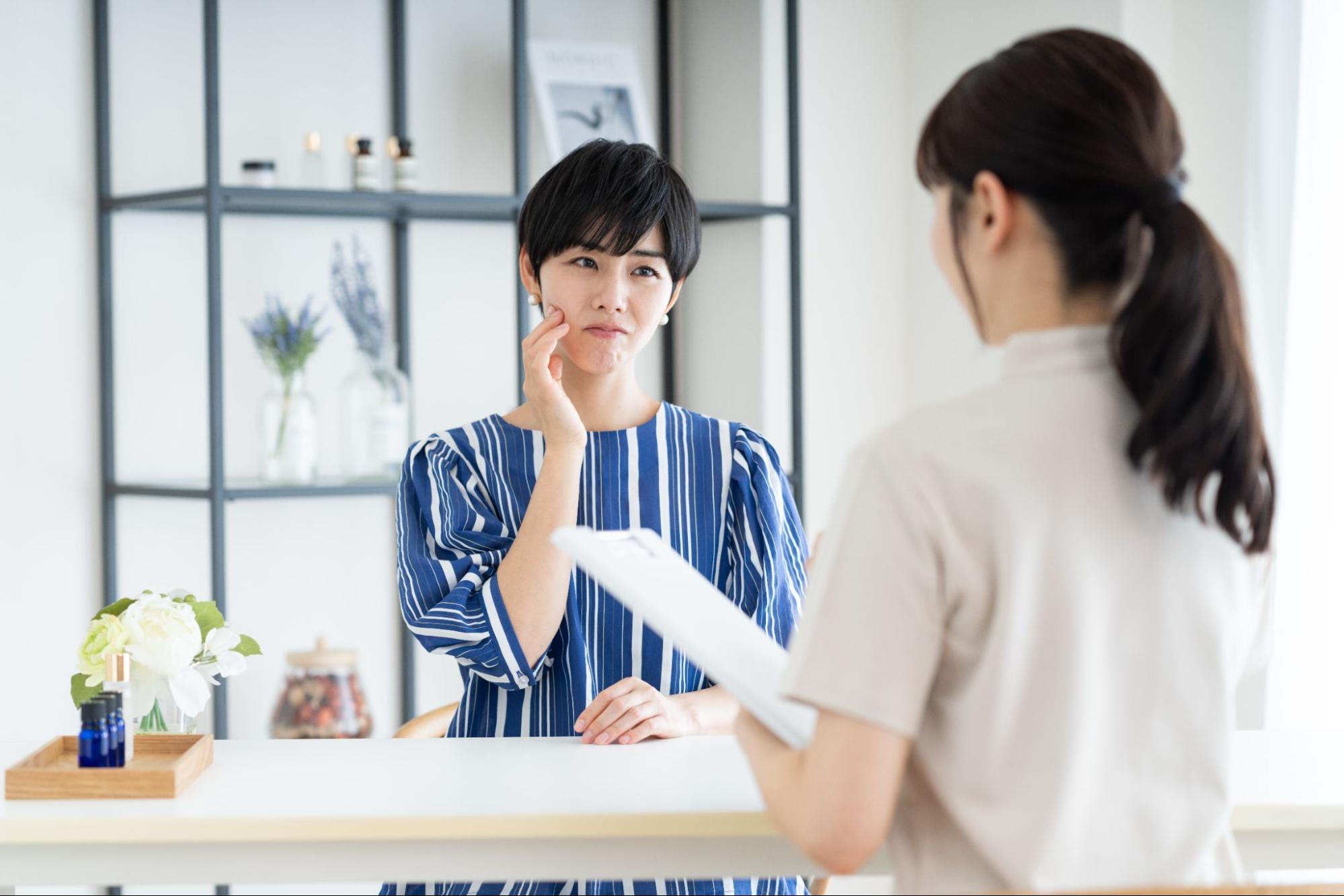 クリニックでカウンセリングを受ける女性