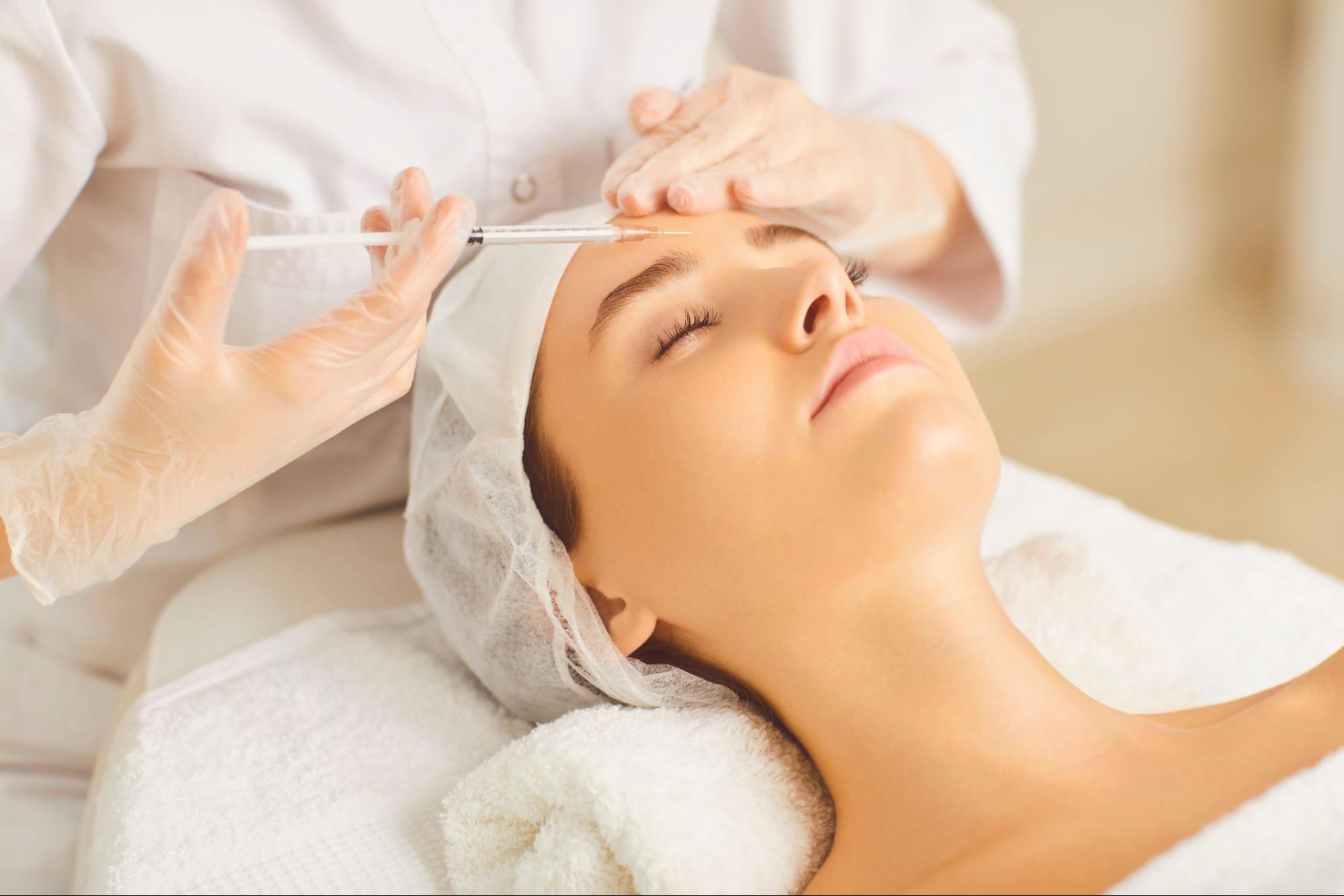 注射を受ける女性