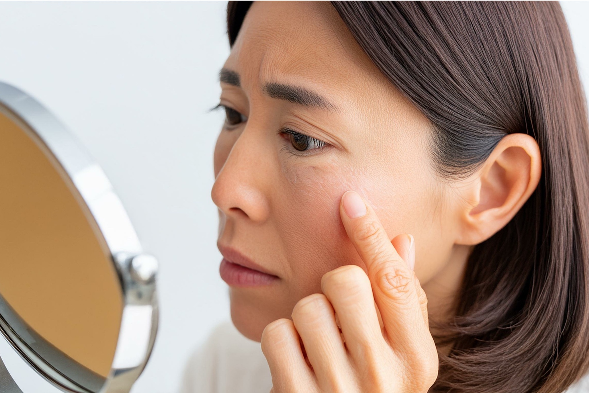 シミを気にする女性