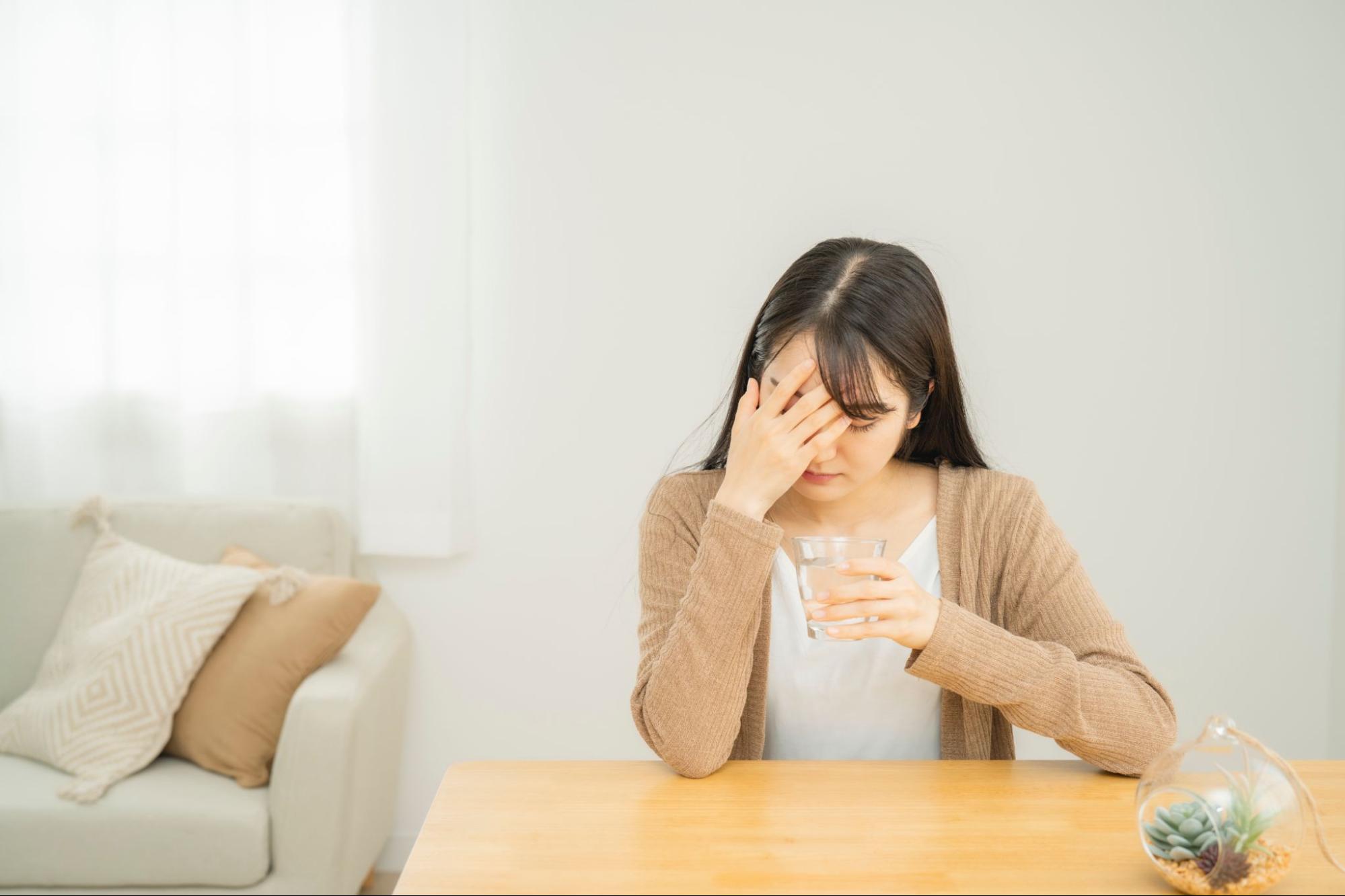 頭を抱える女性