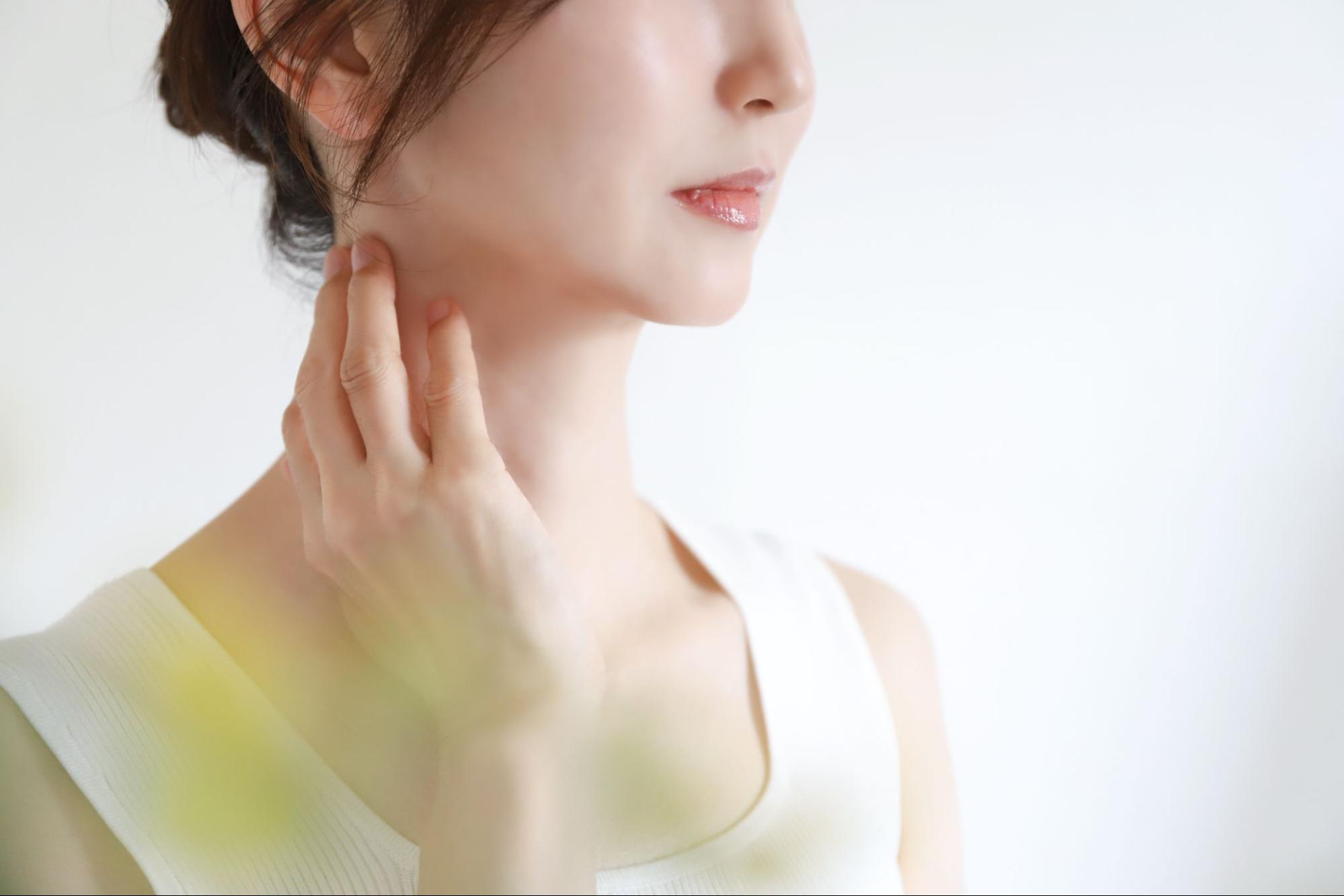 首を触る女性