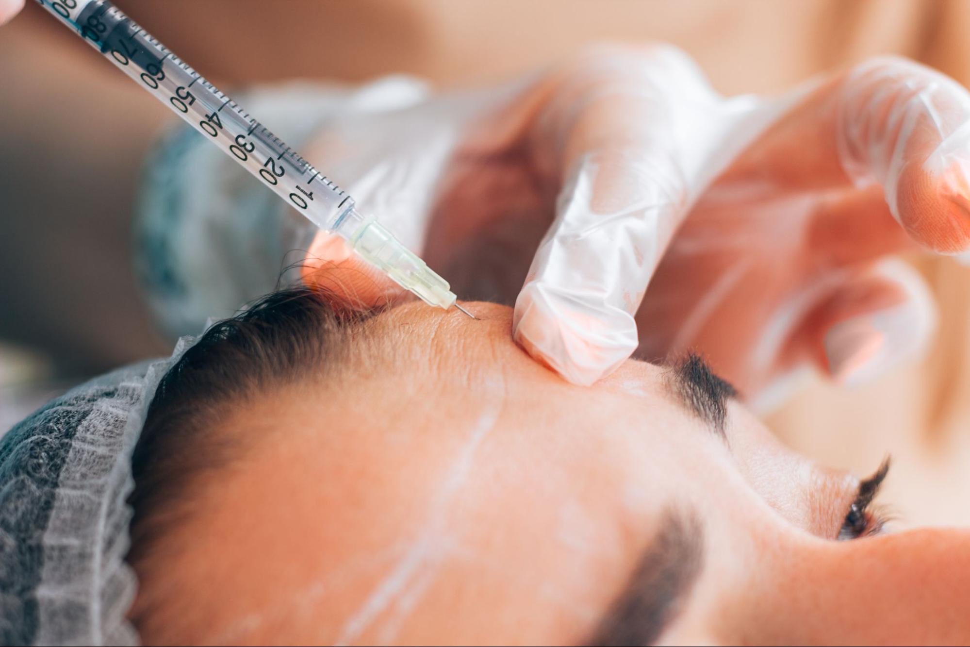 注射を受ける女性