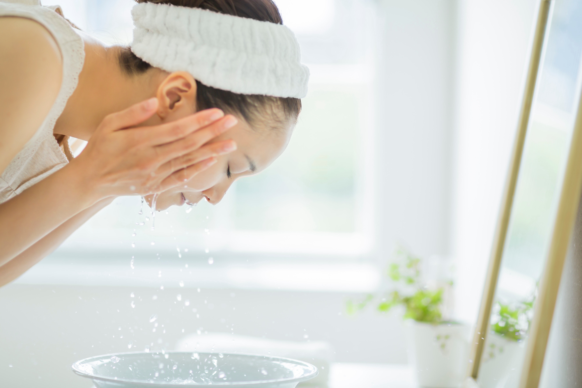 顔を洗う女性