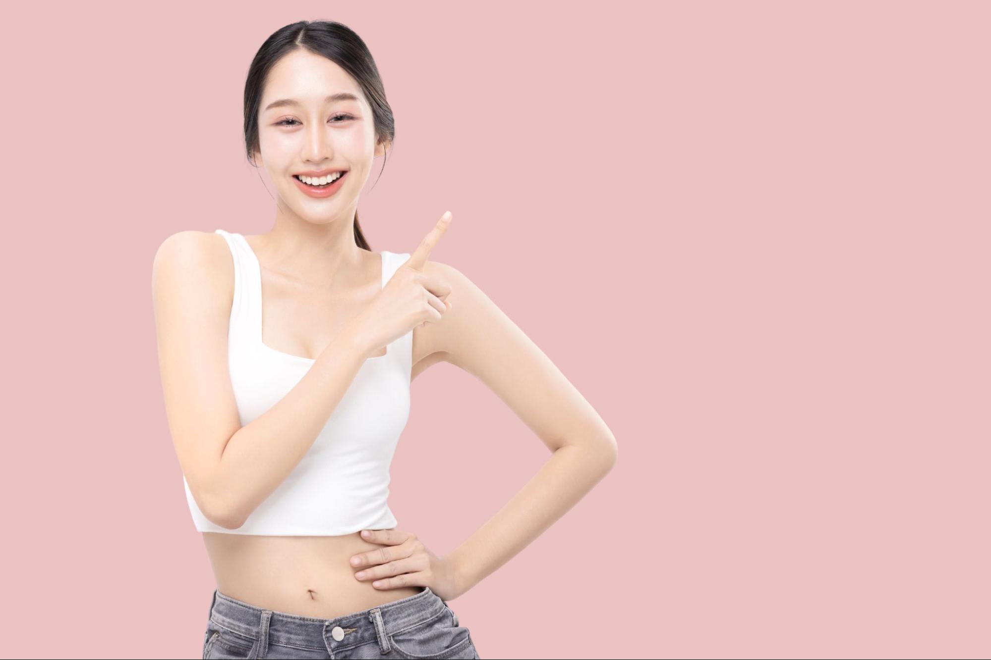 ポイントを説明する女性