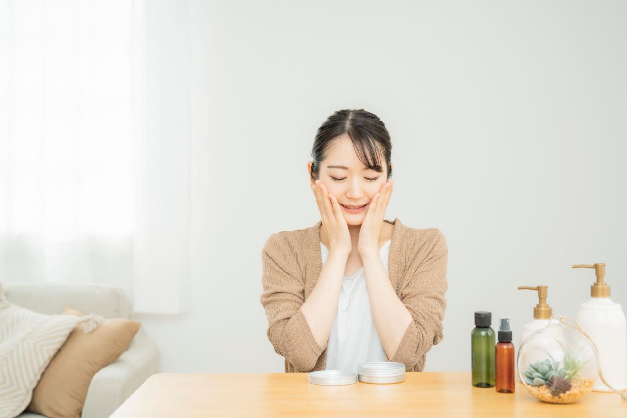 スキンケアをする女性