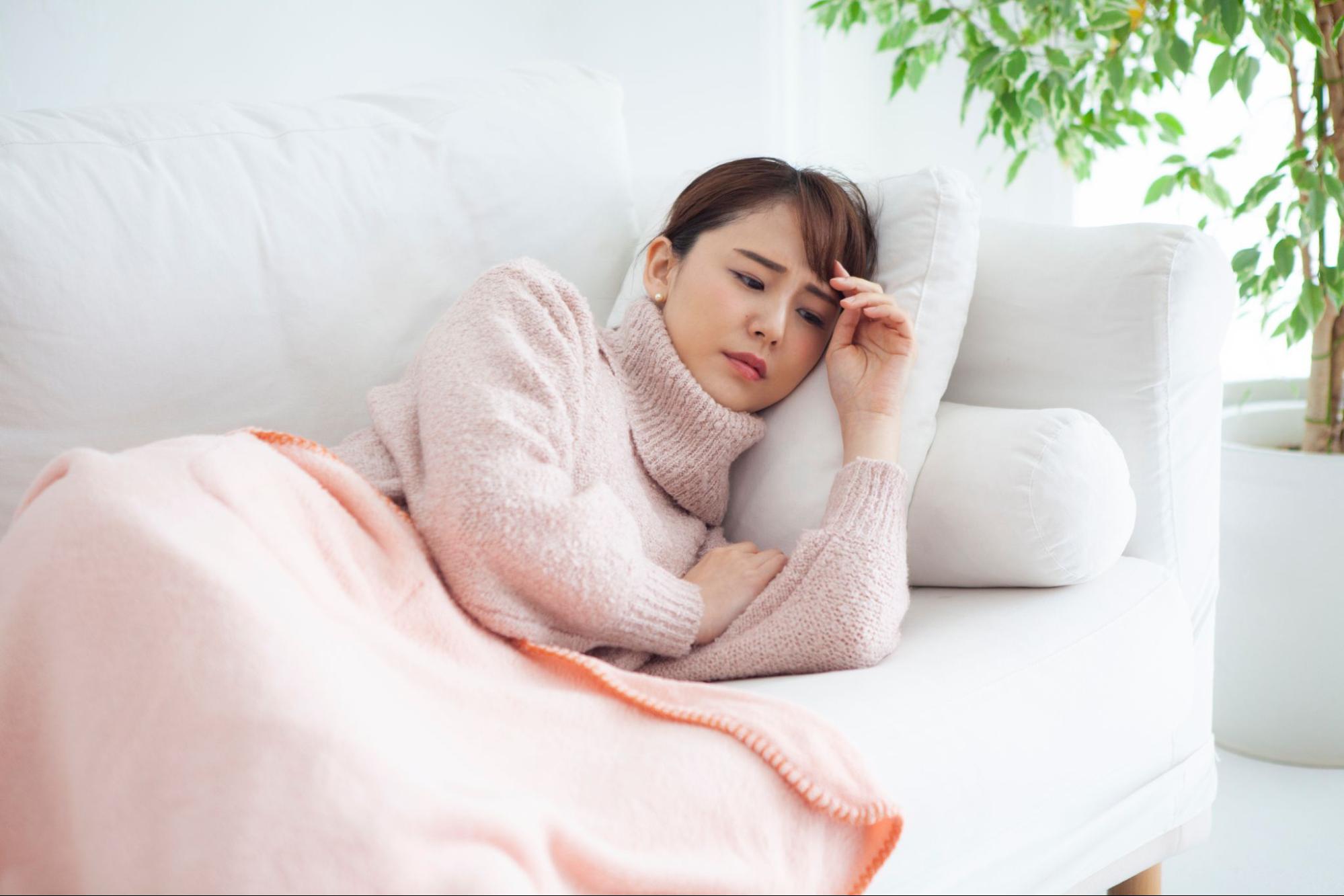 ソファで寝込む女性
