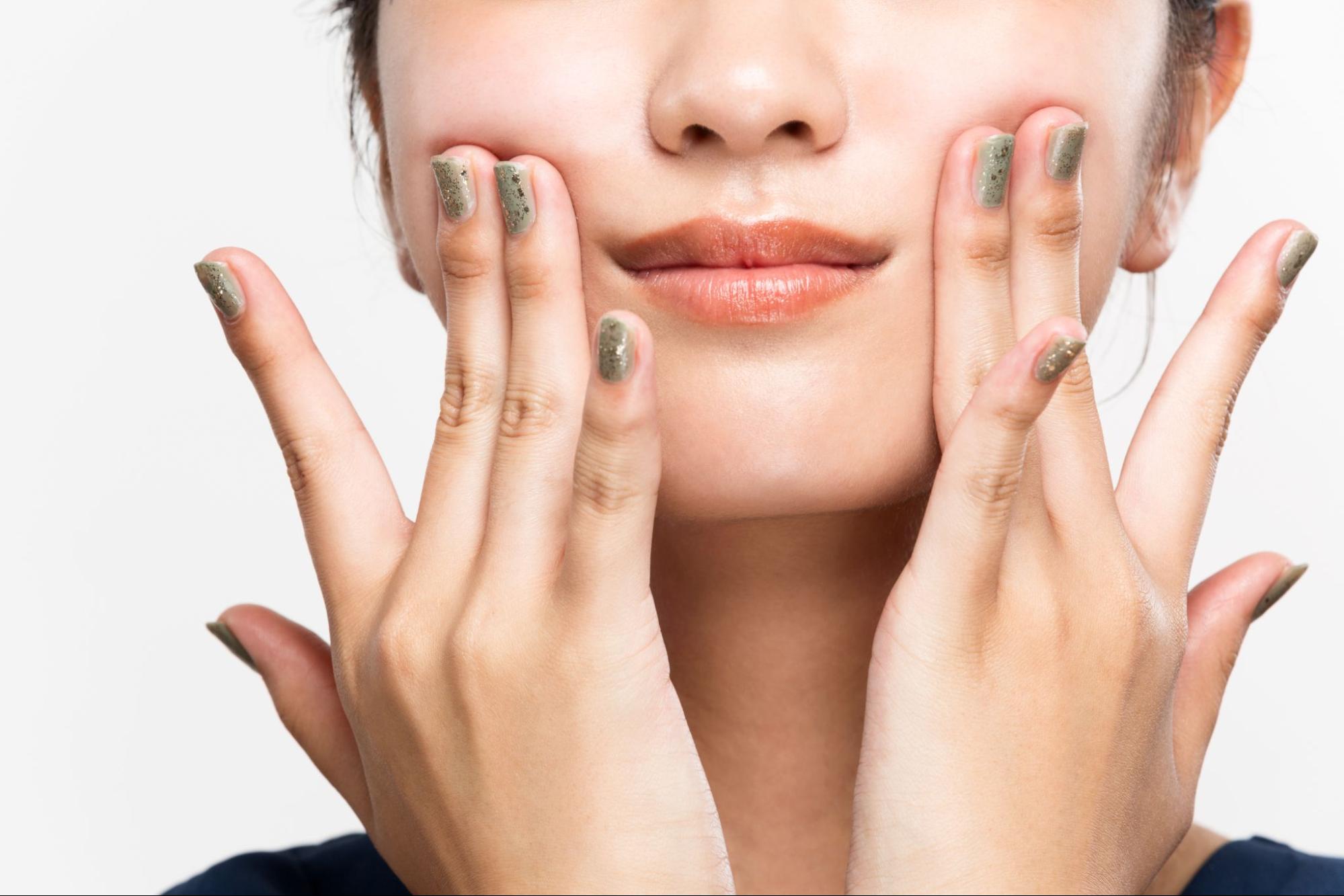 頬を抑える女性