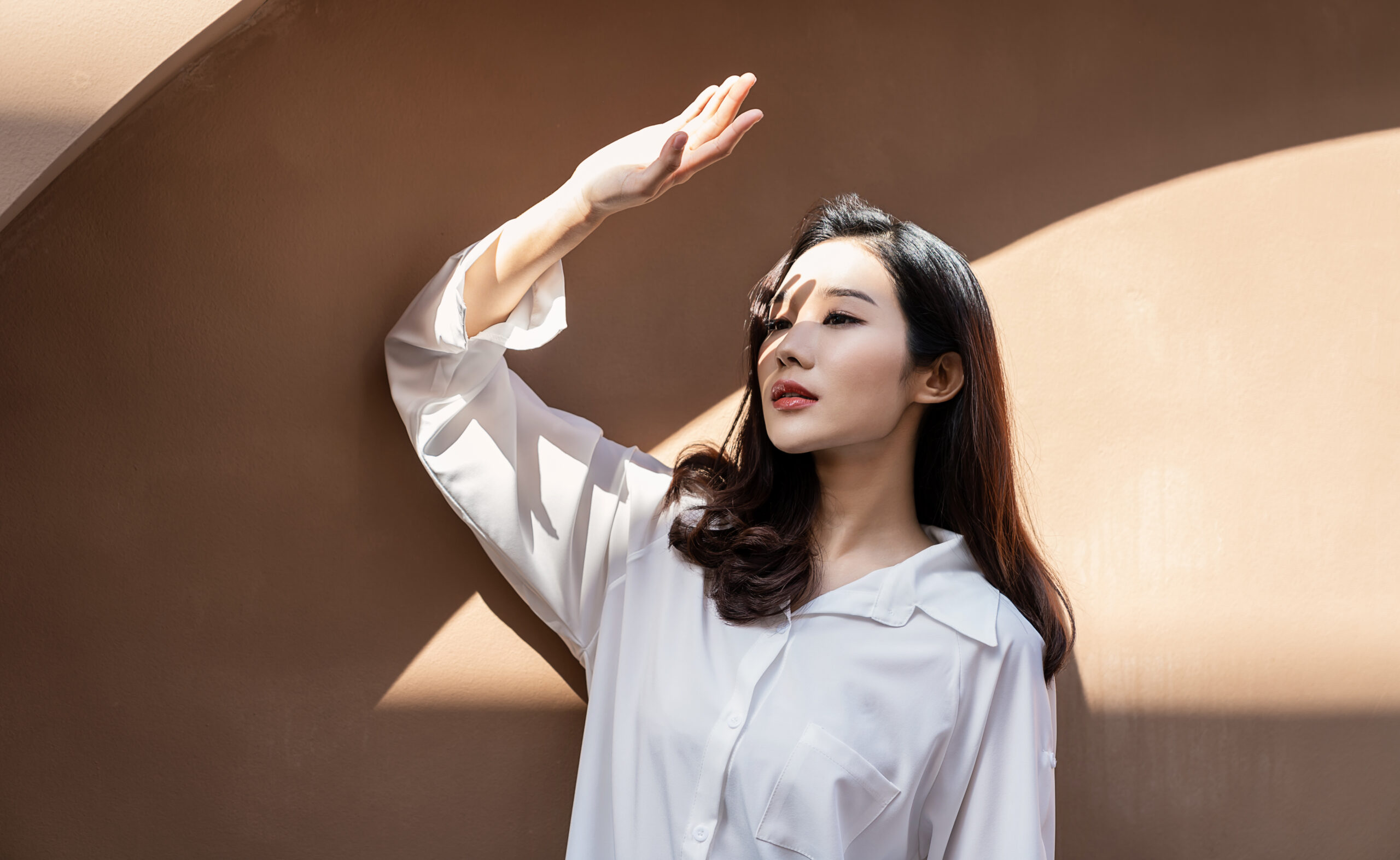 紫外線から肌をガードしている女性