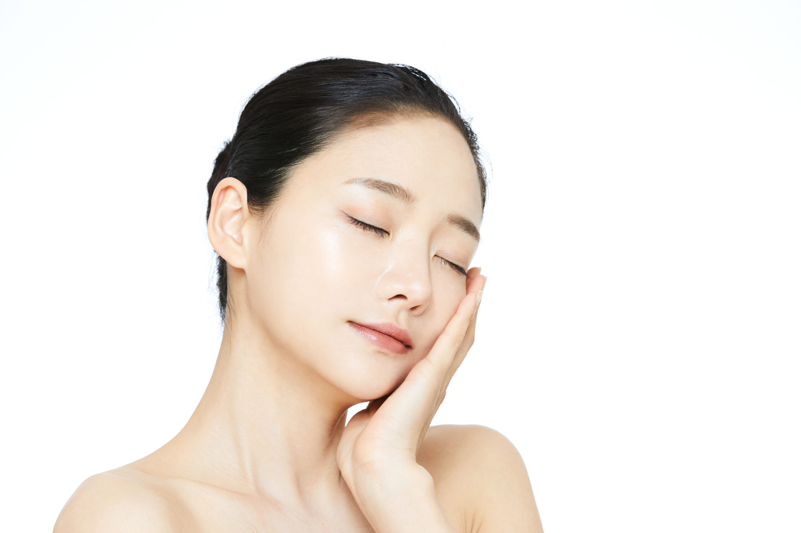 頬に手を当てている女性