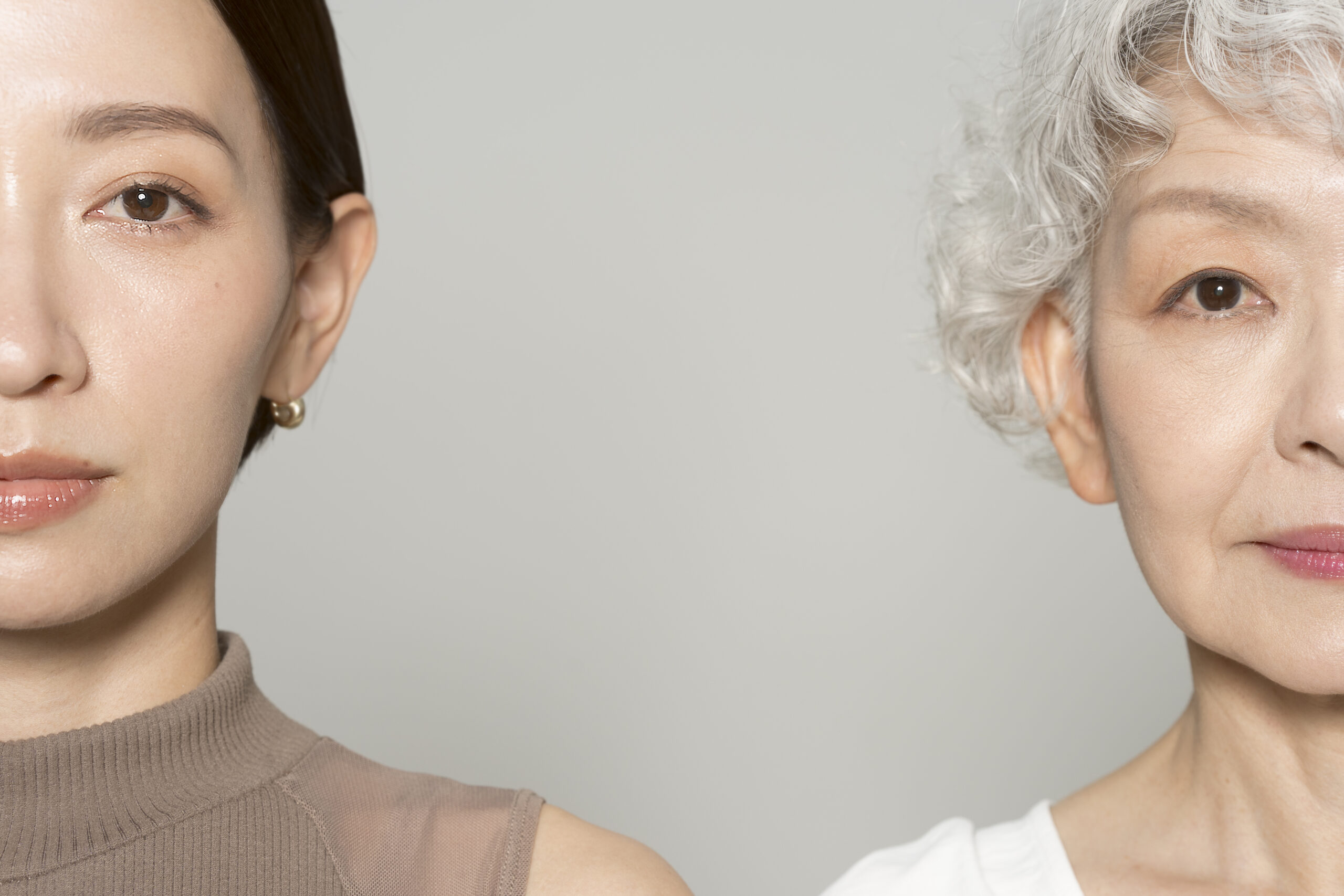 年齢が異なる女性が横に並んでいる