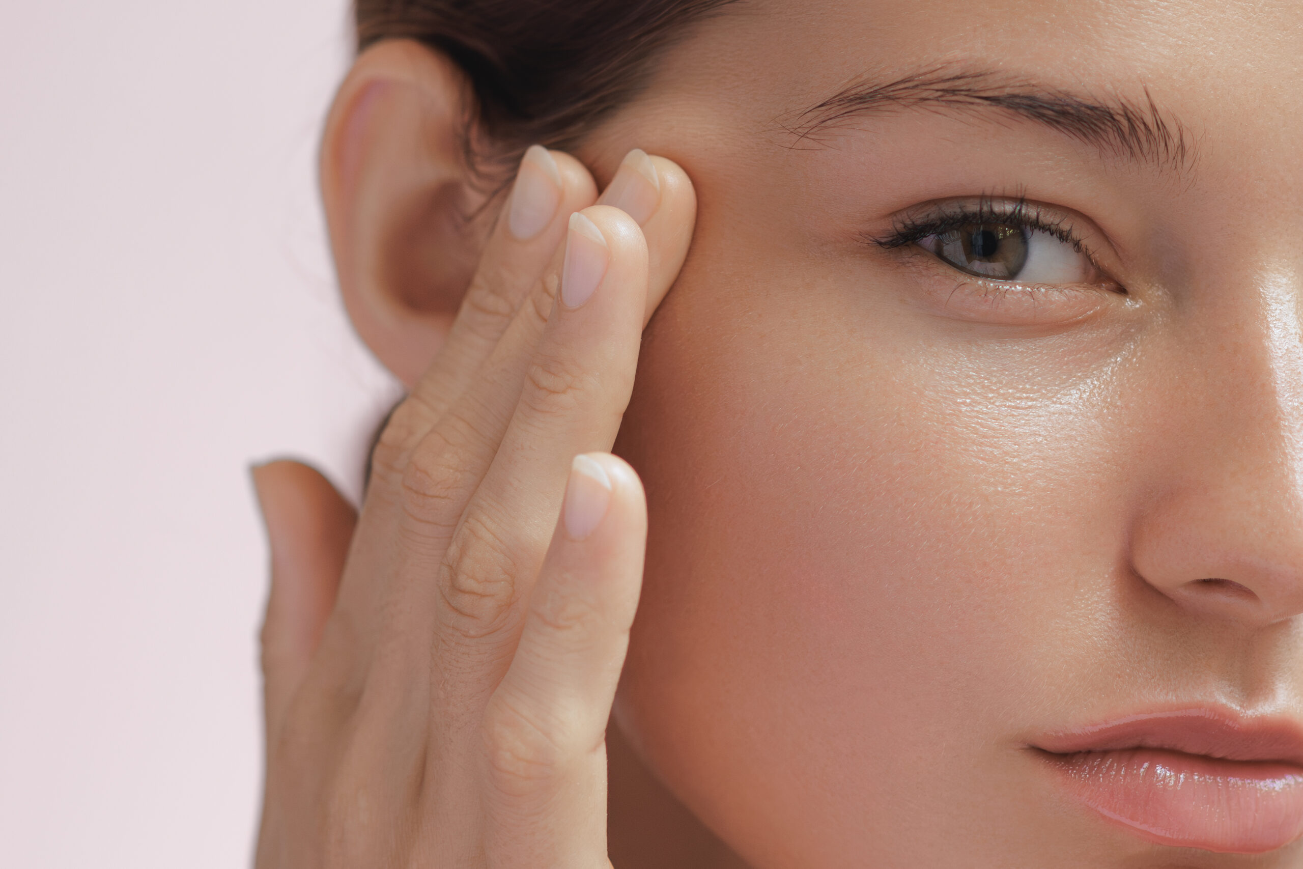 目元を皮膚を引き上げている女性