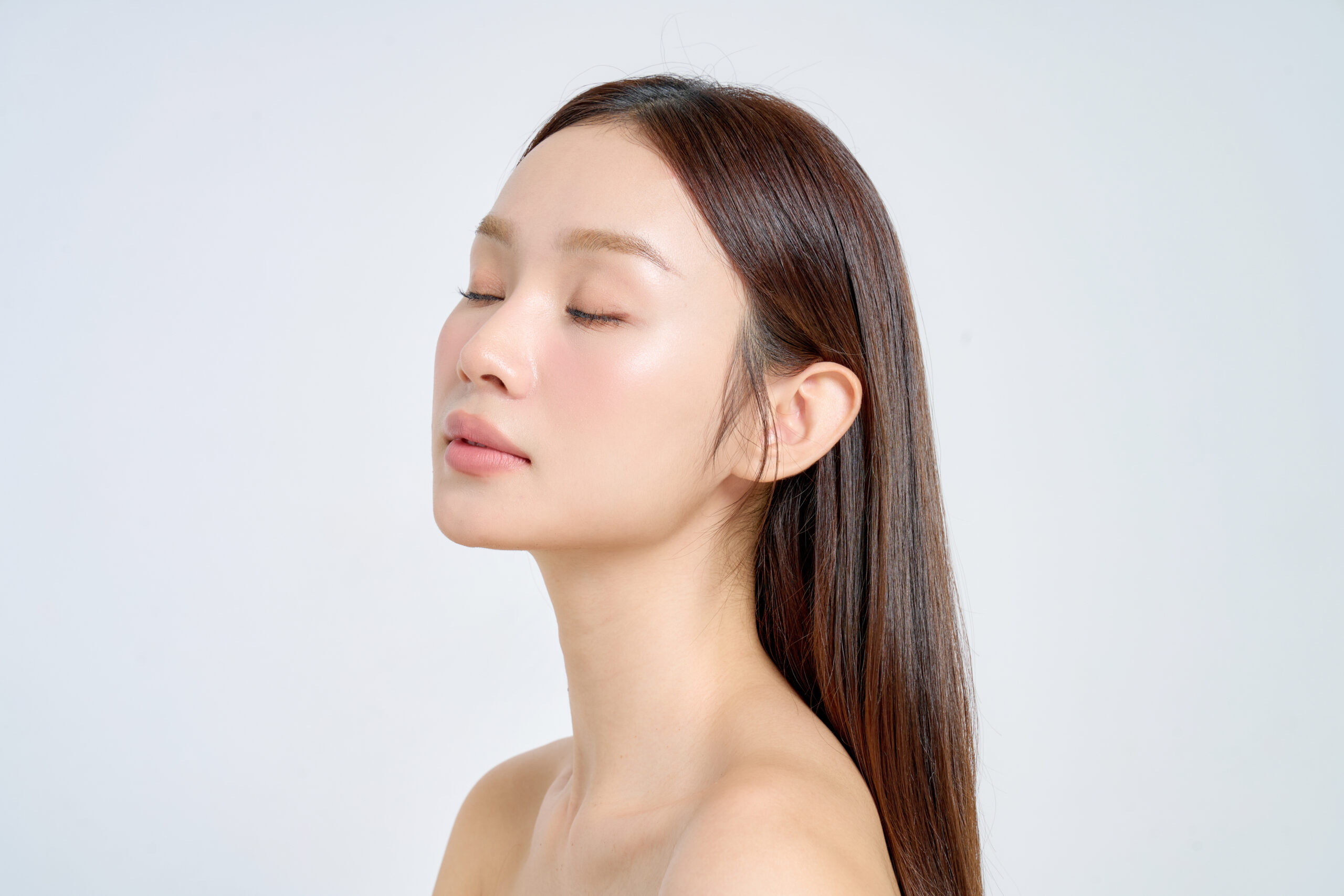 目を瞑っている女性