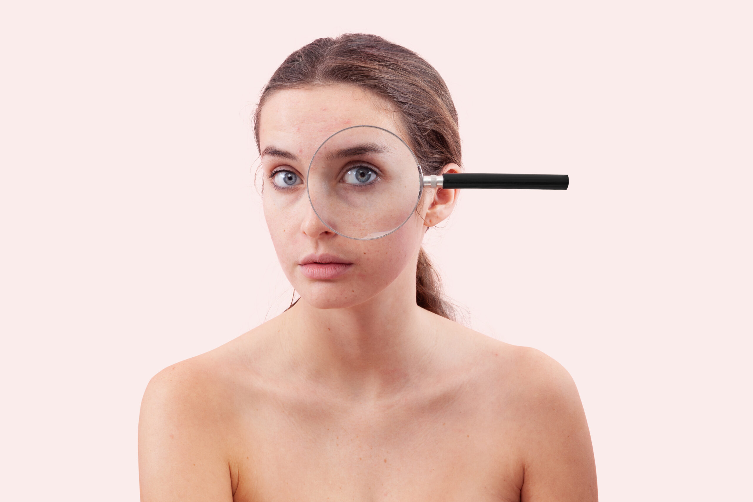 目元に虫眼鏡が当たっている女性