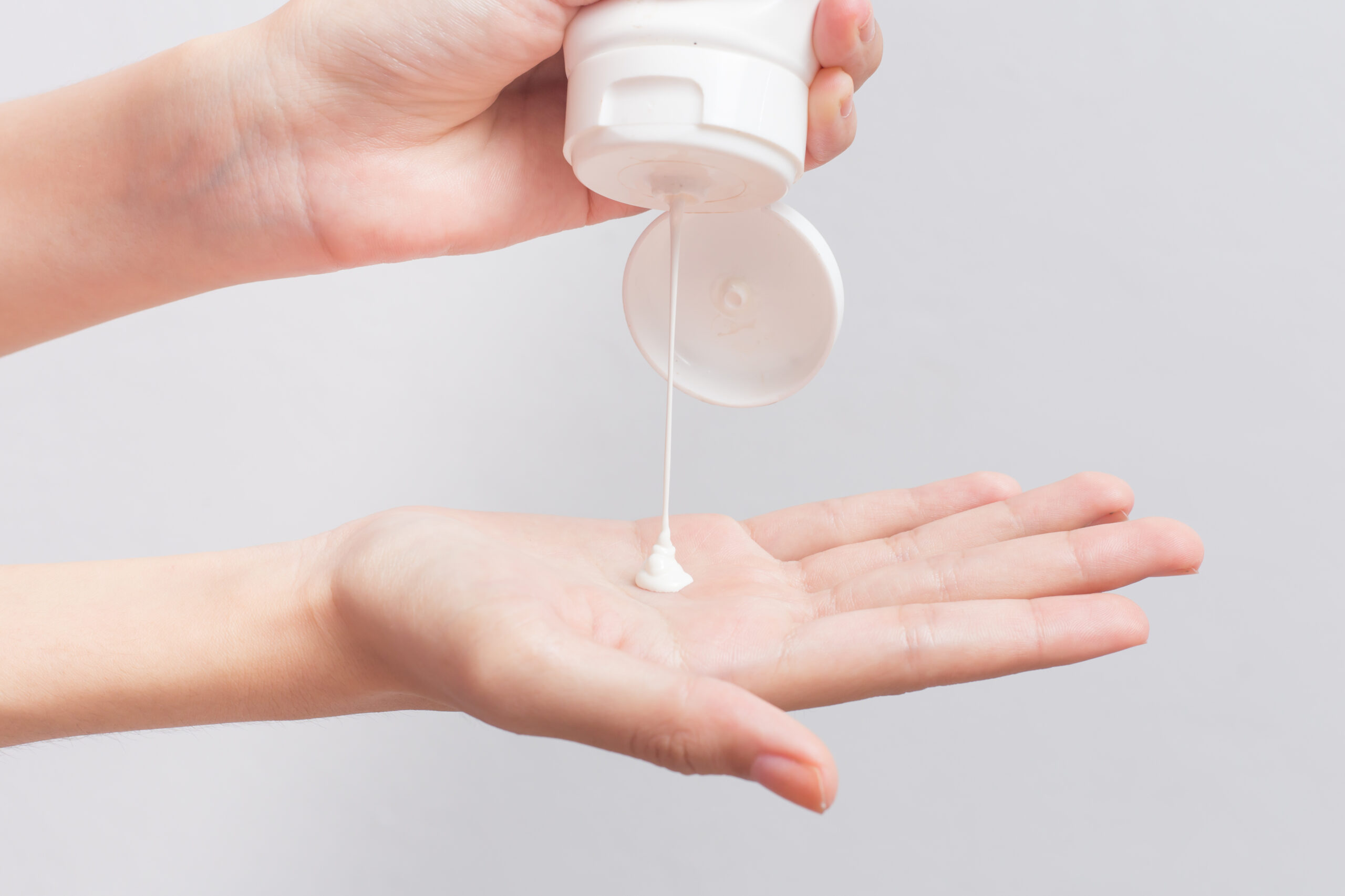 手にクリームを出している写真