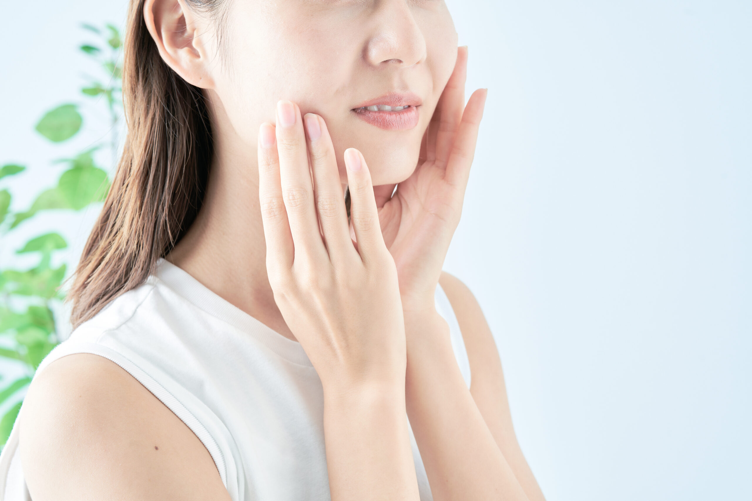 た女性が、両手で頬に触れている様子