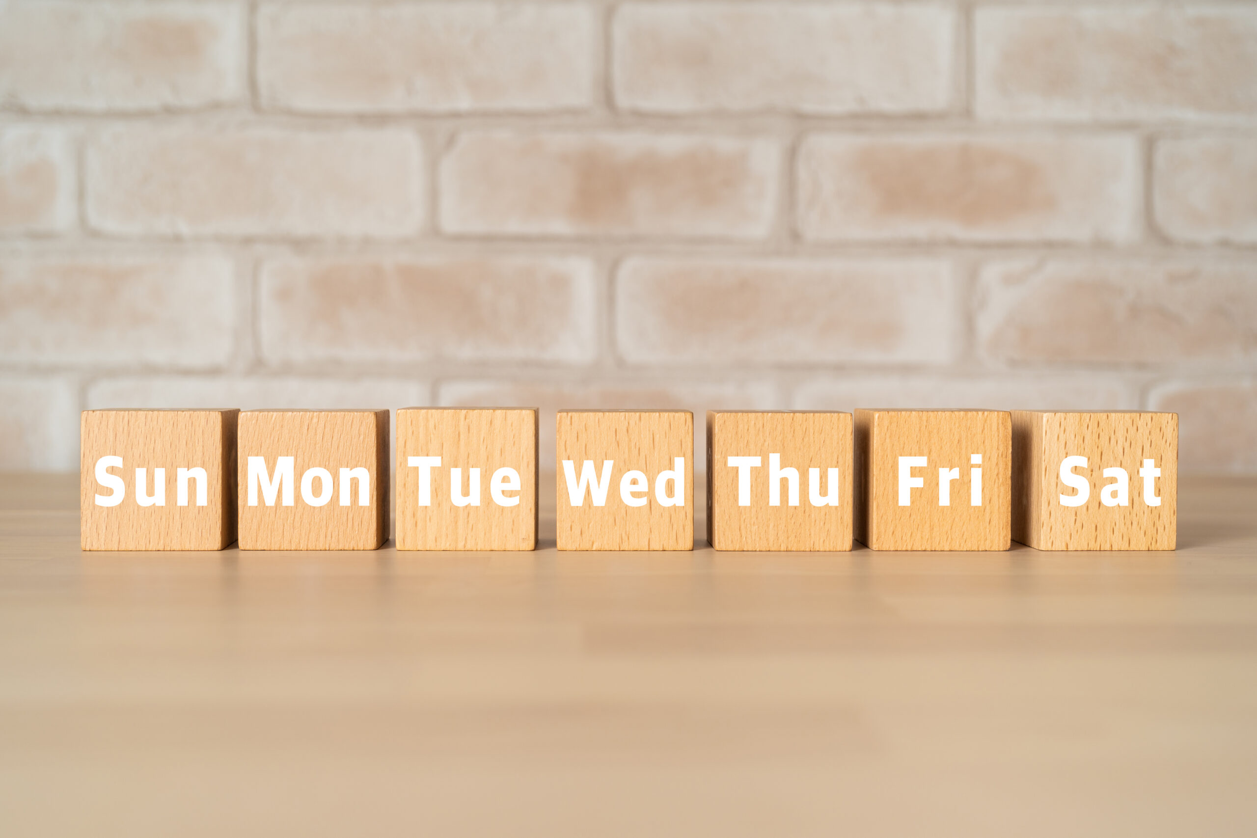 の週のテキストの日と木製のブロック