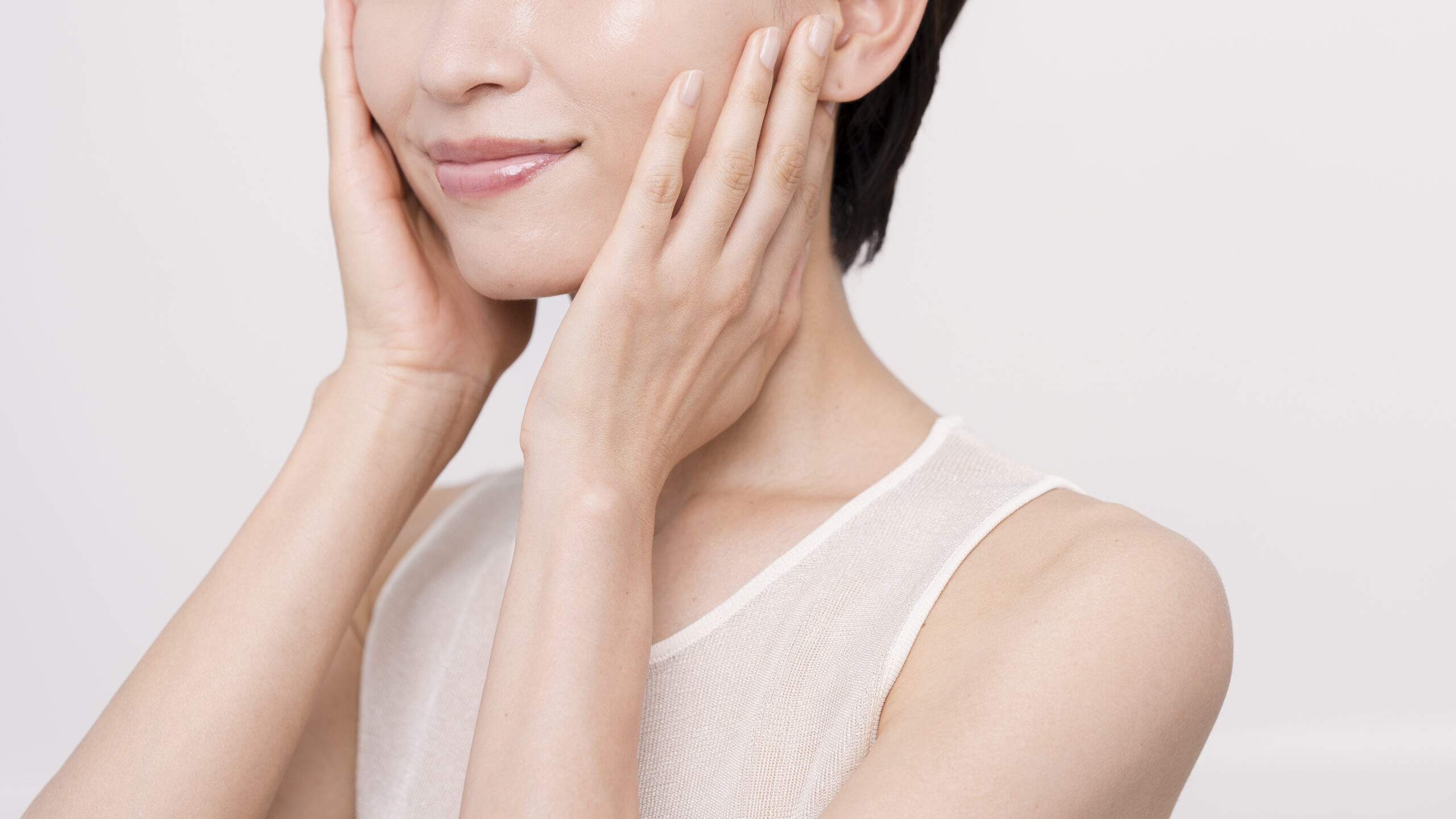 たるんだ頬を支えている女性