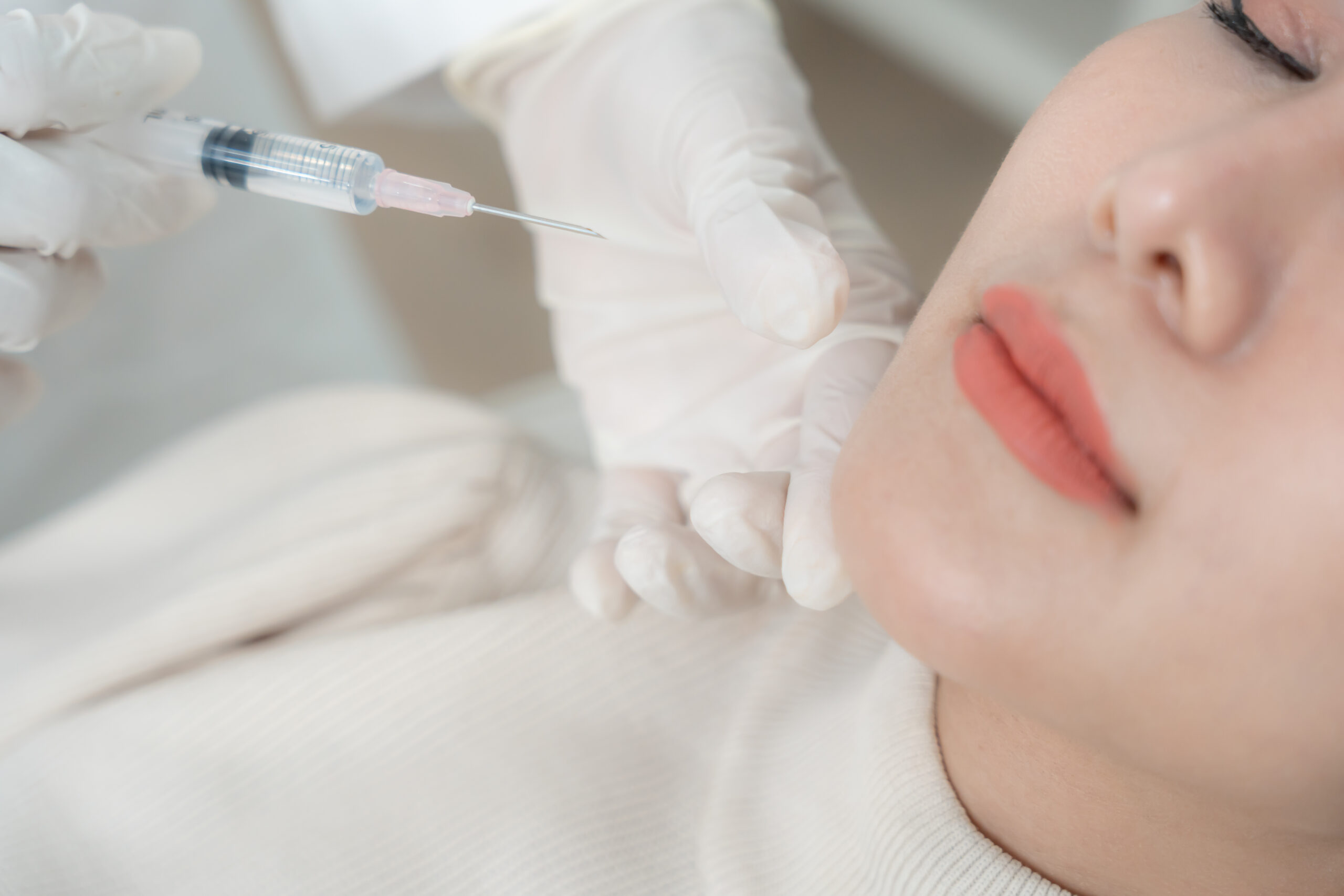 口元に注射をしている様子