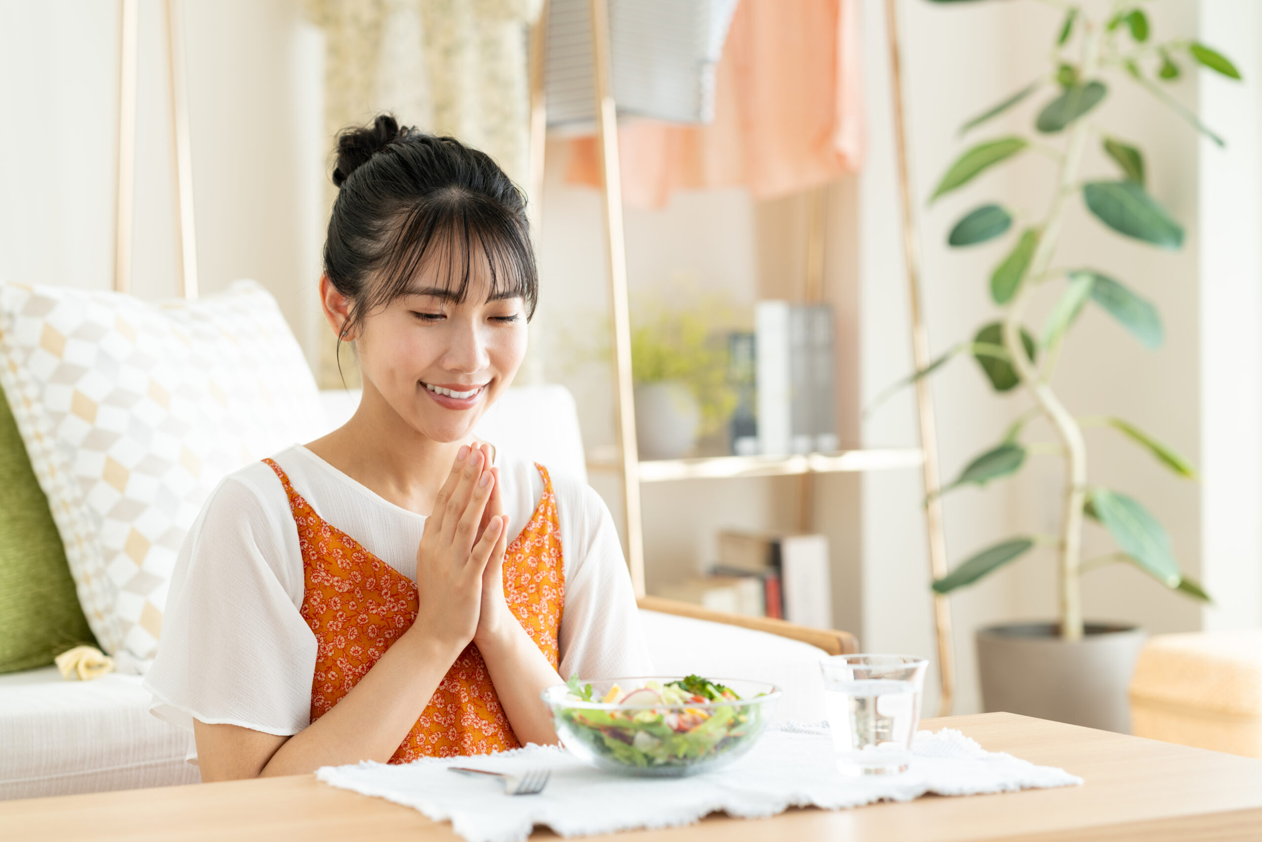 サラダを食べる女性