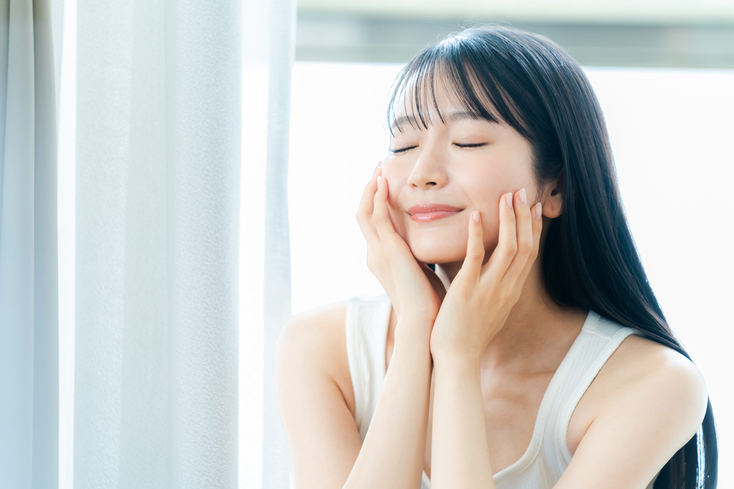 頬に手を当てている女性